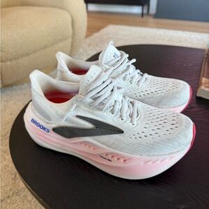 🚨18 miles on them!🚨Brooks Women's Light Gray and Pink Athletic Shoes